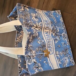NIP 🌟 VIP Dior Blue & Cream Floral Tote with Charm